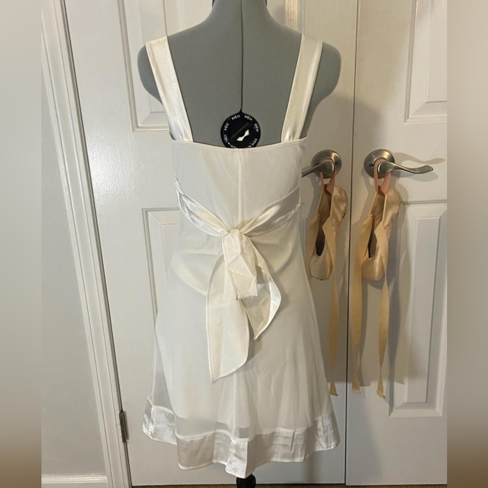 Elegant White Sleeveless Dress with Floral Detail - Picture 2 of 3
